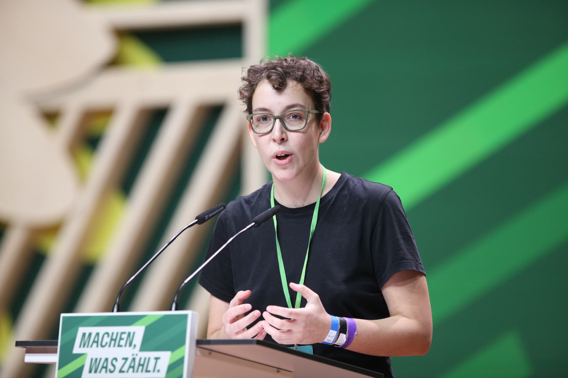 Anzeige! Grünen-Politikerin (25) schubst Asyl-Kritiker (80) die Treppe runter