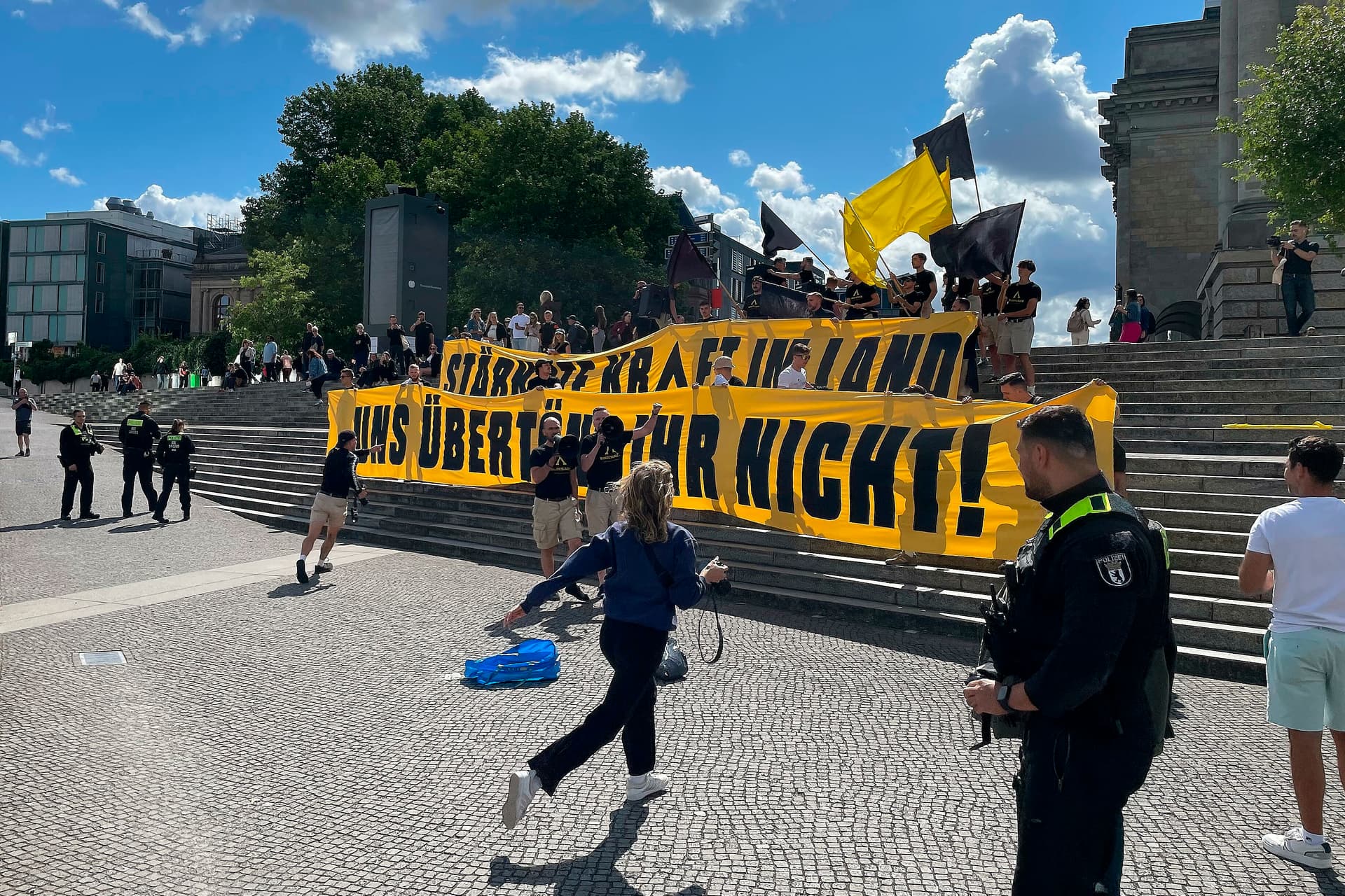 Remigrations-Demonstranten stören Sommerinterview von Markus Söder