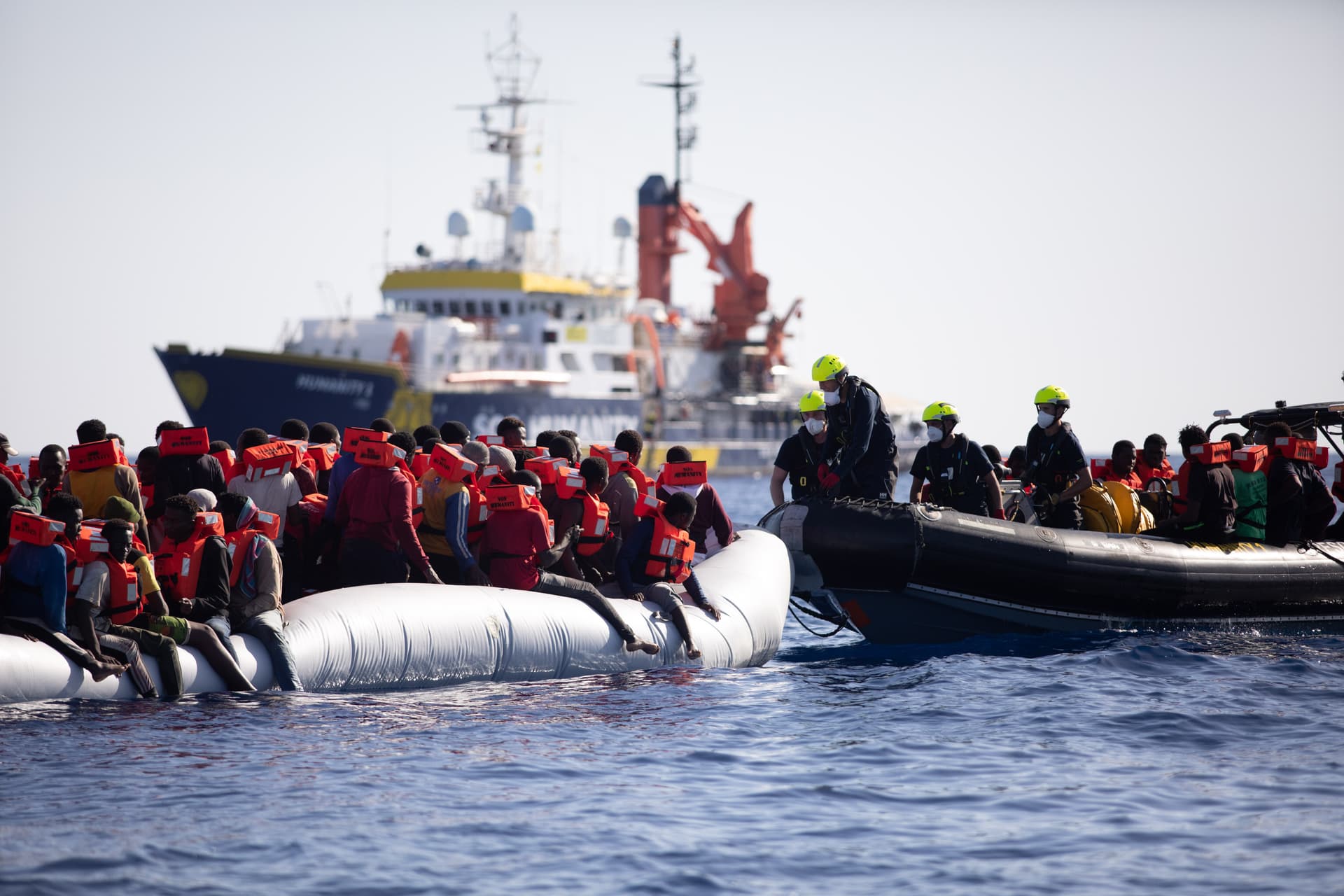 Böhmermann, Antifa, Kirche: Das Finanz-Netzwerk hinter den Schlepper-Schiffen im Mittelmeer