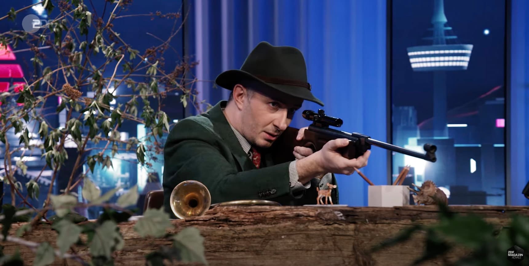 Polizei ermittelt gegen Böhmermann: Waffen-Eklat in ZDF-Sendung