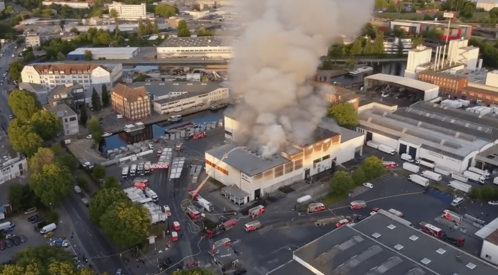 Riesige Rauchwolke über Berlin: Lagerhalle in Flammen
