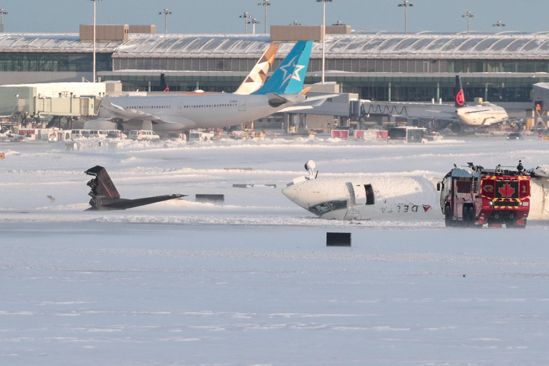 Flugzeug kopfüber auf Rollfeld! Passagiermaschine entgeht in Kanada knapp einer Katastrophe