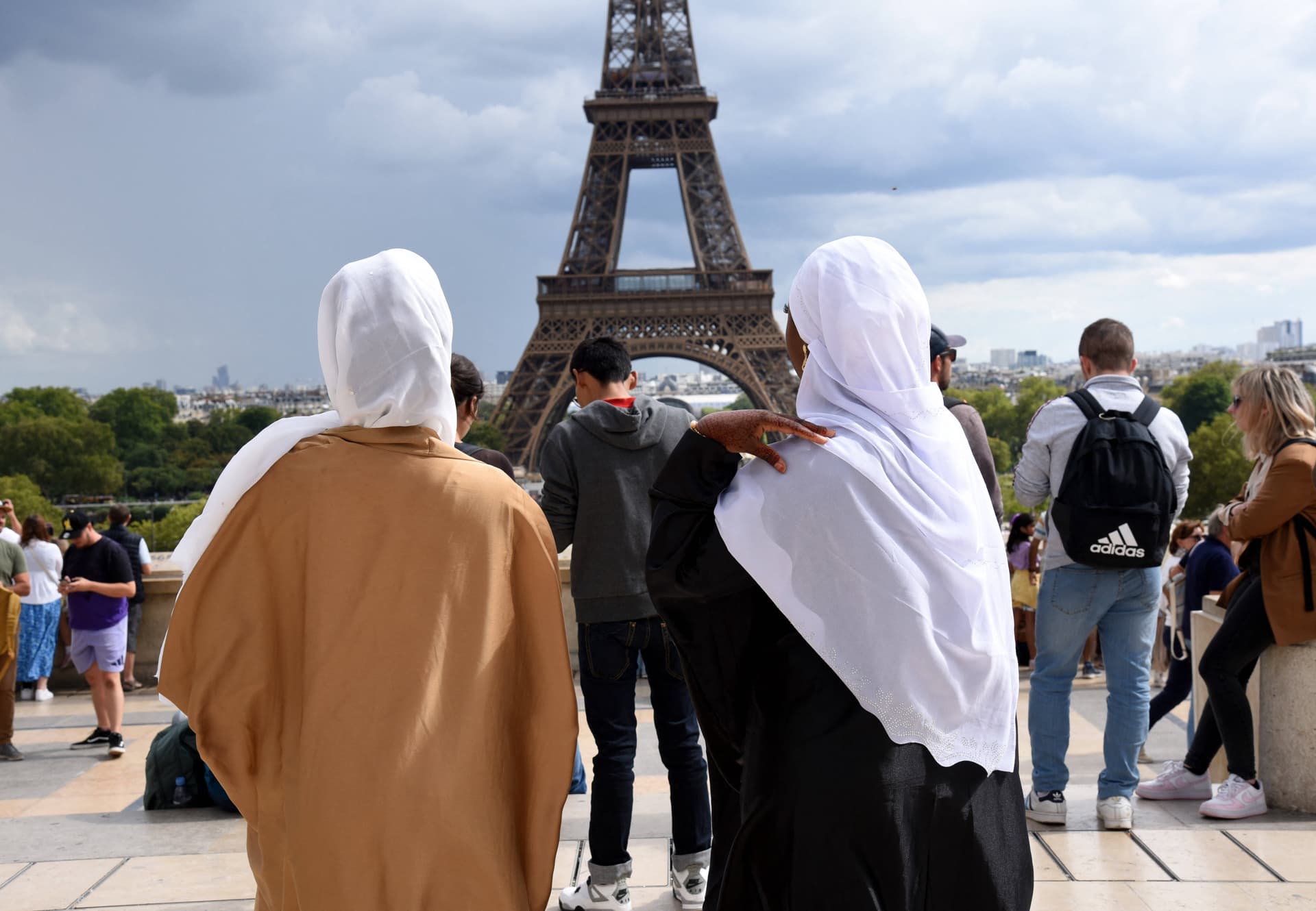 Macron setzt Zeichen: Muslimische Roben in französischen Schulen verboten