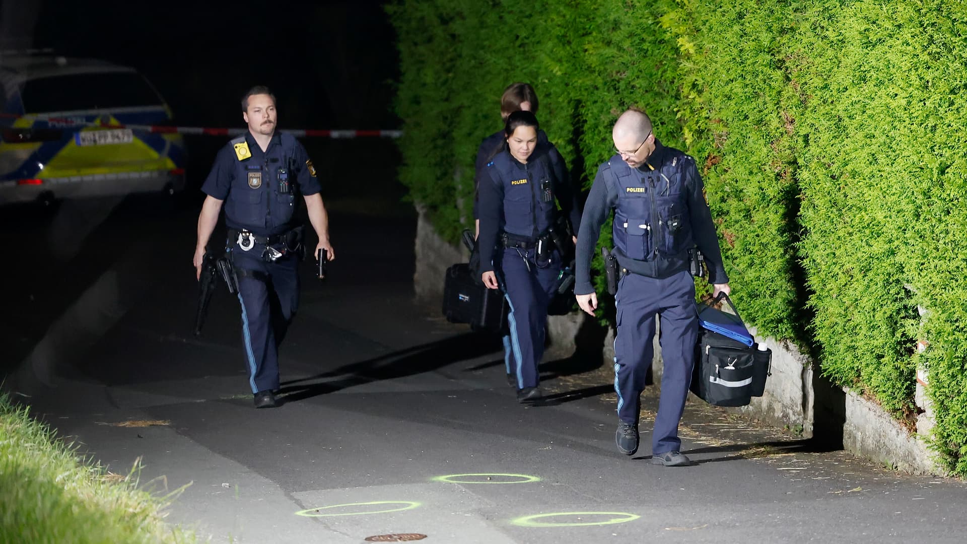 Mann greift Polizisten mit Messern an – Beamte schießen
