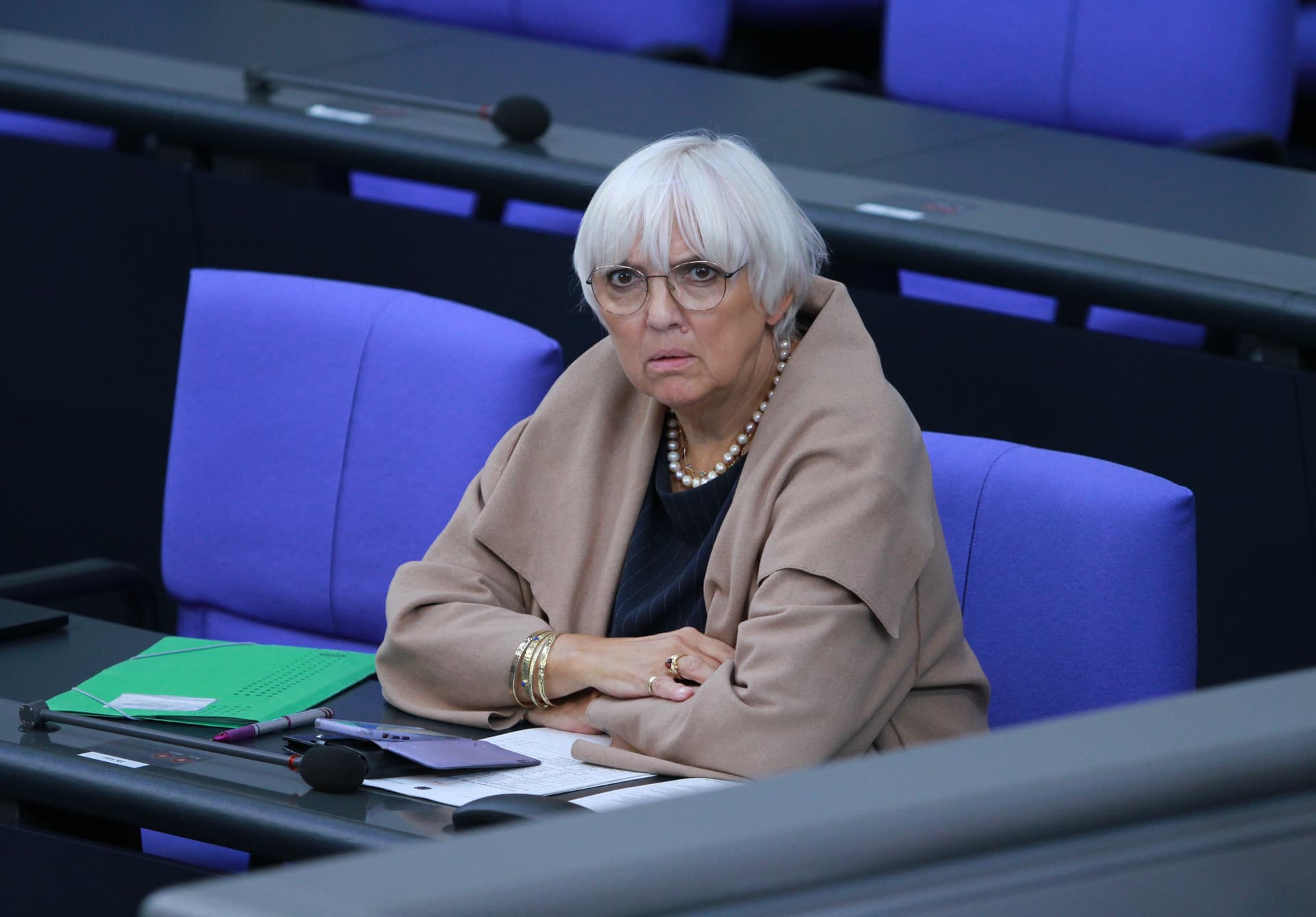 Claudia Roths Kultur-Behörde besonders betroffen: Regierungs-Mitarbeiter öfter krank als Normal-Angestellte