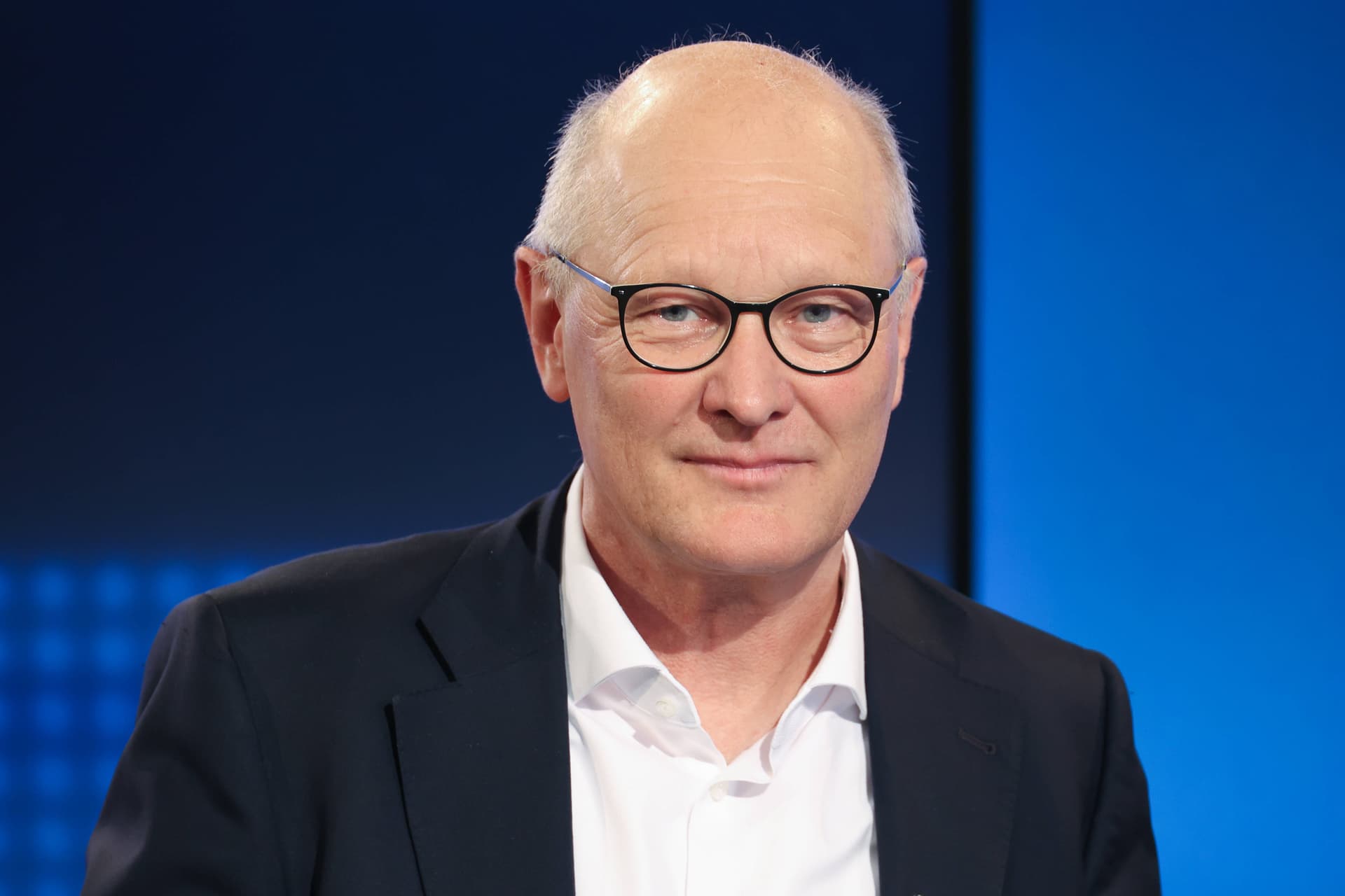 Von Gebühren! Ex-NDR-Intendant bekommt zum Abschied eigene Talkshow mit Ministerpräsidenten, Musik-Orchester und Jessy Wellmer