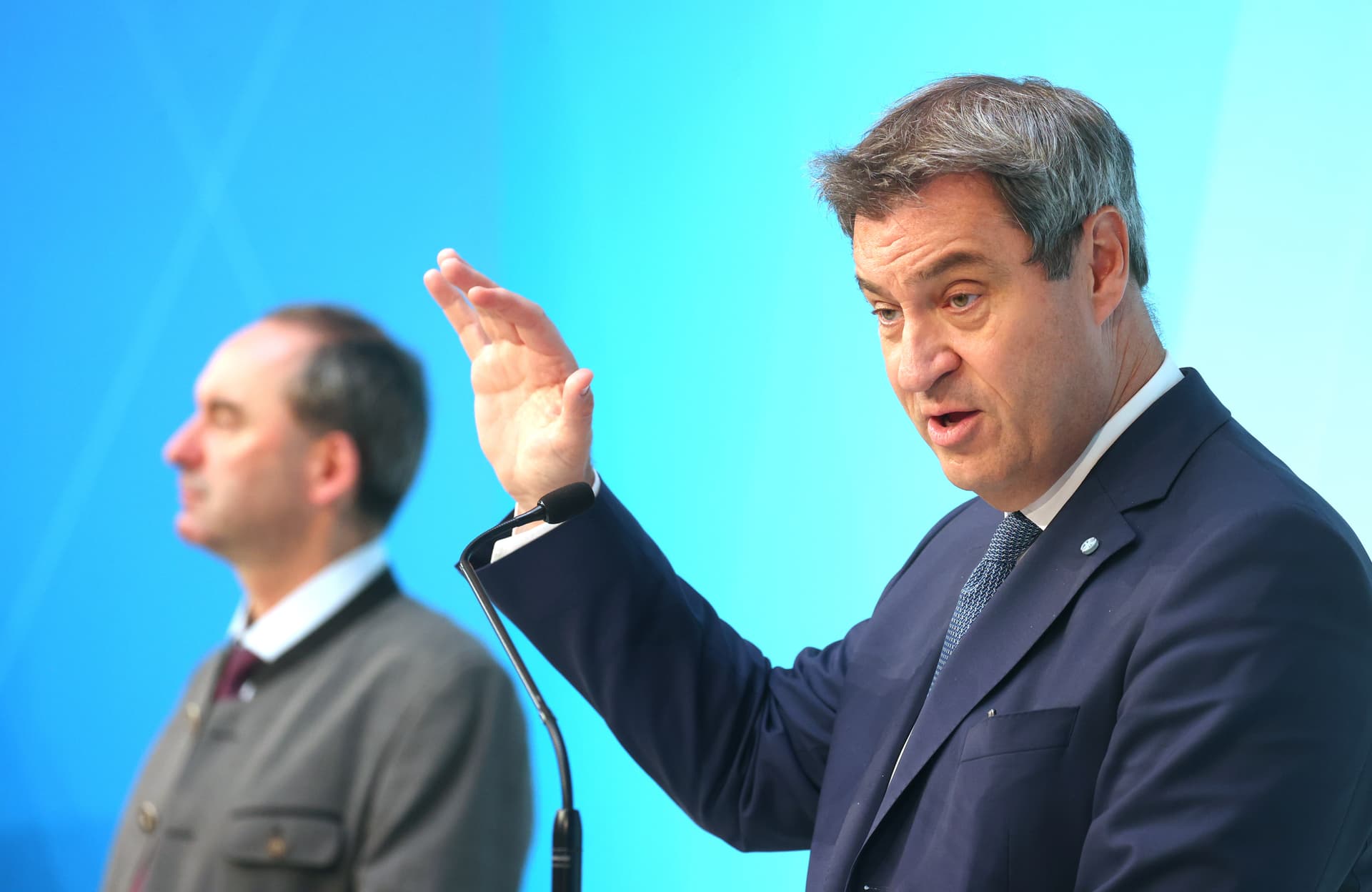 Trotz Flugblatt-Affäre: Söder hält an Aiwanger fest