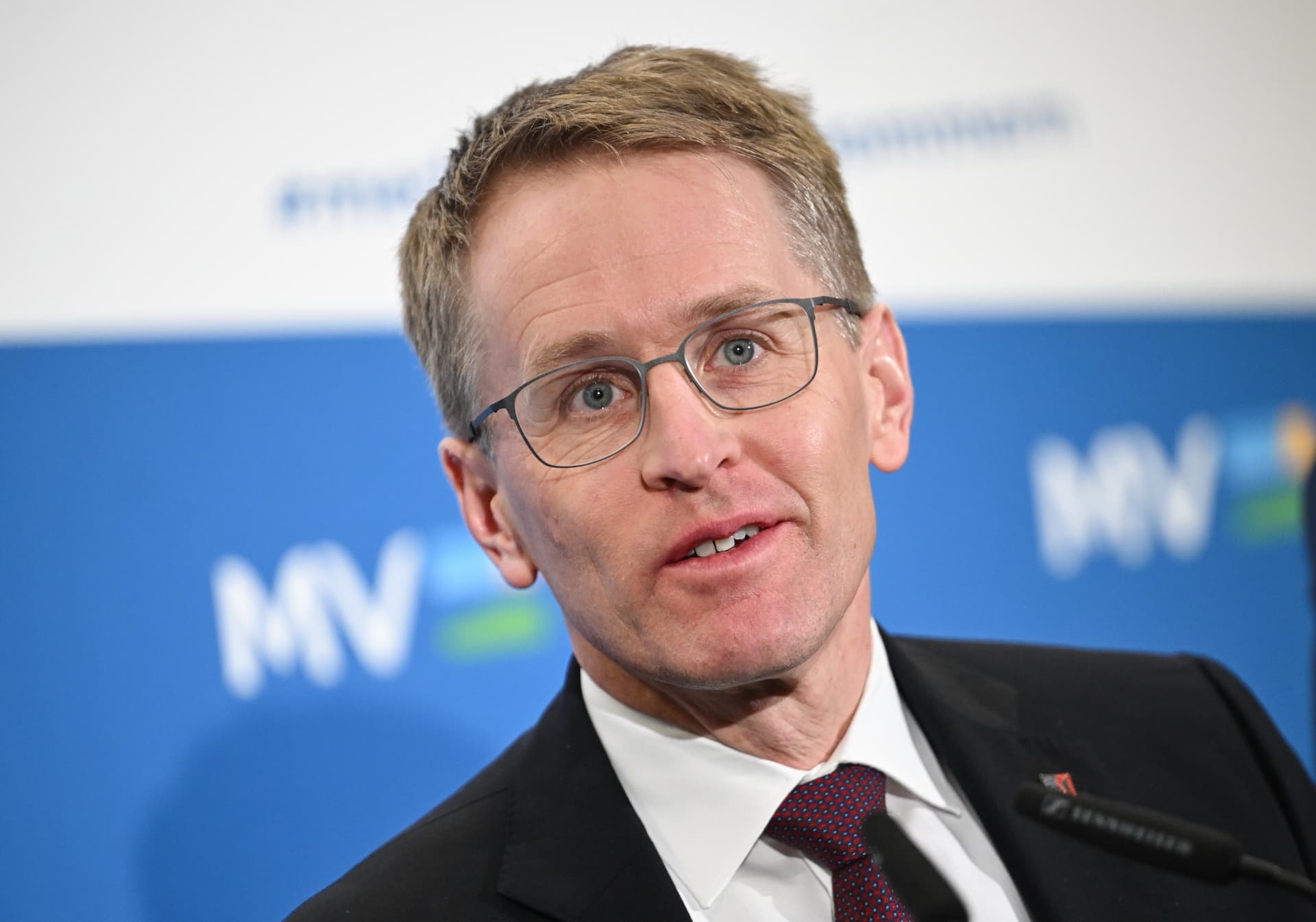 Mehr erneuerbare Energie wegen Iran-Krise: Schleswig-Holsteins Ministerpräsident Daniel Günther (CDU) schwenkt auf Grünen-Kurs ein