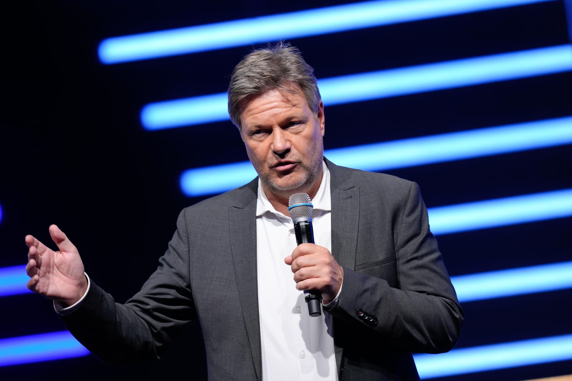 Habeck nach wenigen Sätzen von Unternehmern ausgebuht!