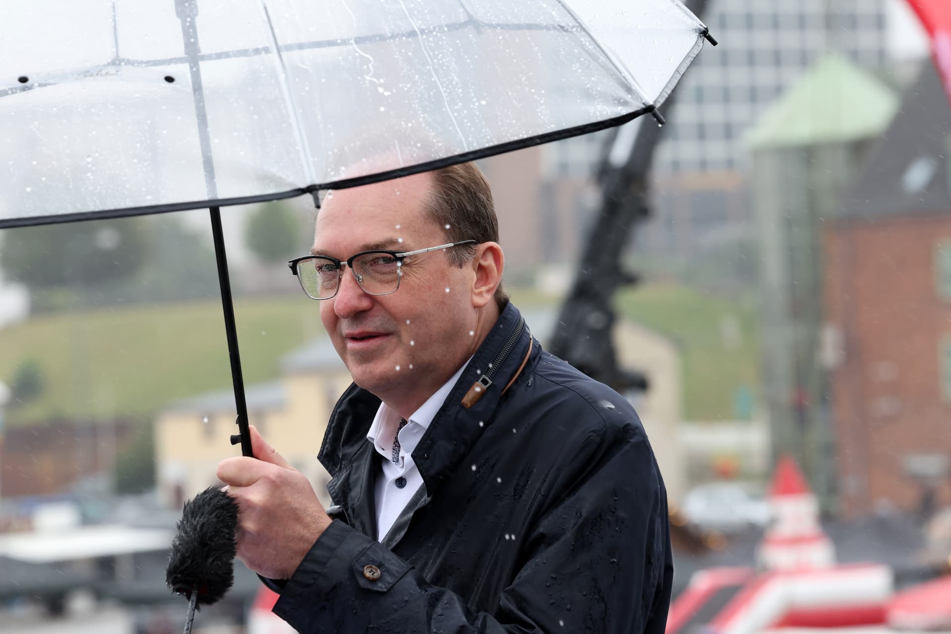 Dobrindt fordert neuen Ansatz im Katastrophenschutz: „Ich habe auch eine Kurbeltaschenlampe zu Hause“