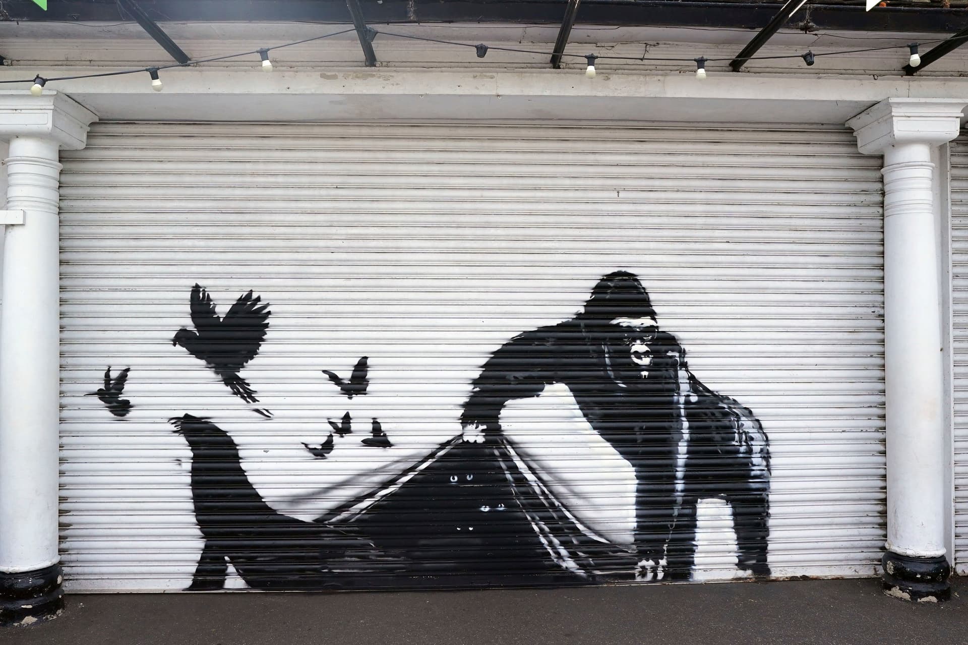 Jetzt lässt ein Gorilla die Tiere frei: Banksy beendet Tier-Serie im Zoo