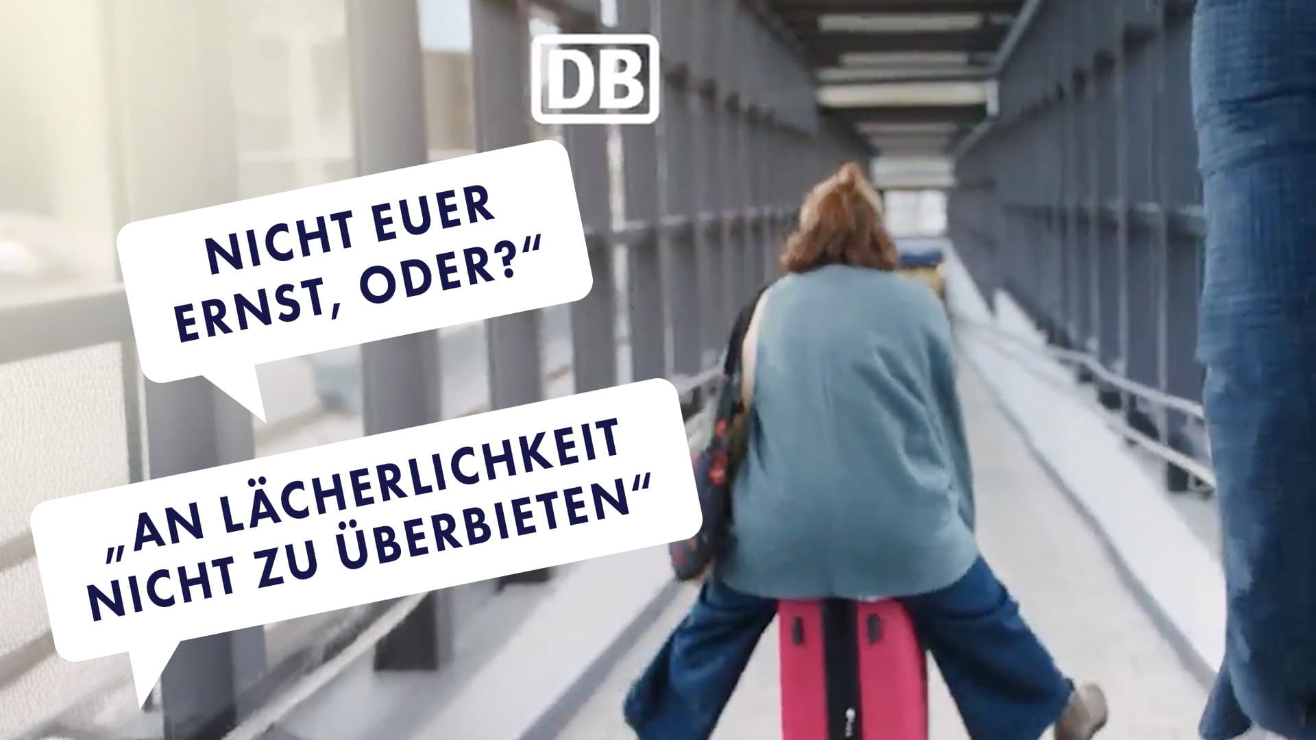 Bahn-Werbung verwandelt eine Rollstuhlrampe in eine Koffer-Rutschbahn