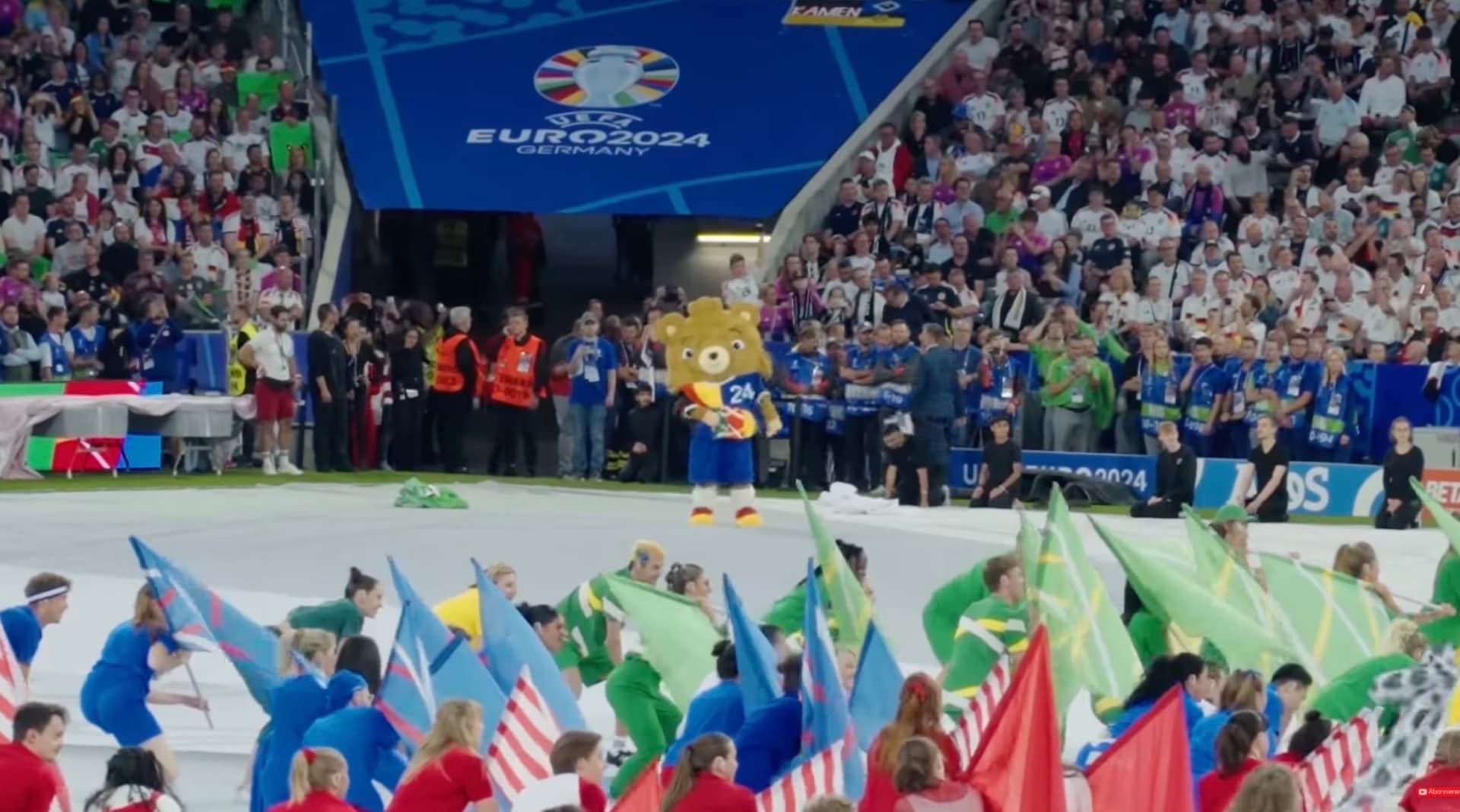 Fake-Maskottchen auf dem Spielfeld: So leicht umgeht ein YouTuber das Sicherheits-Konzept der UEFA