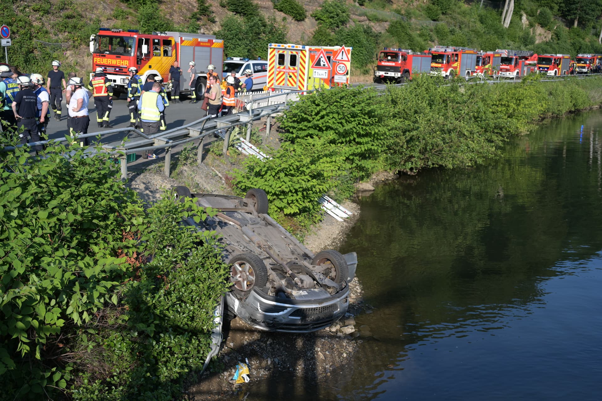 Auto kracht in Fluss – Ersthelfer retten zwei Frauen, eine stirbt