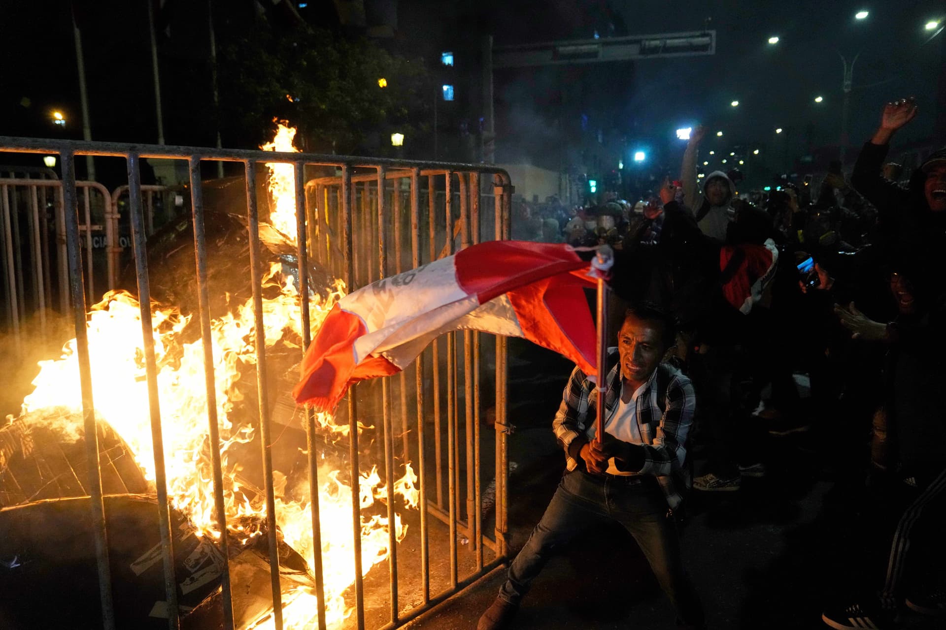 +++ Proteste gegen Korruption in Peru +++ Junge Menschen fordern Rücktritt des Präsidenten +++ 100 Verletzte und ein Toter in Lima