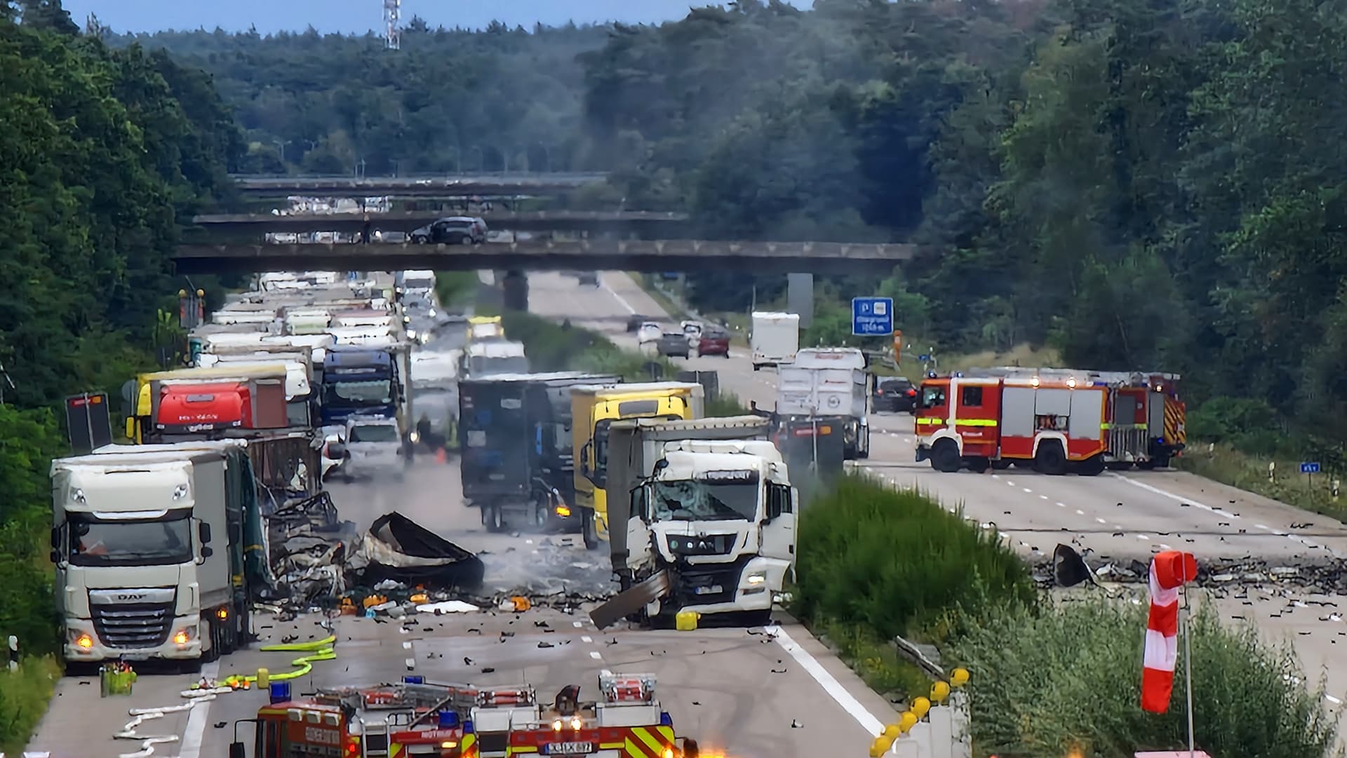 LKW-Unfall auf A2: Mindestens zwei Tote nach Gasflaschen-Explosion