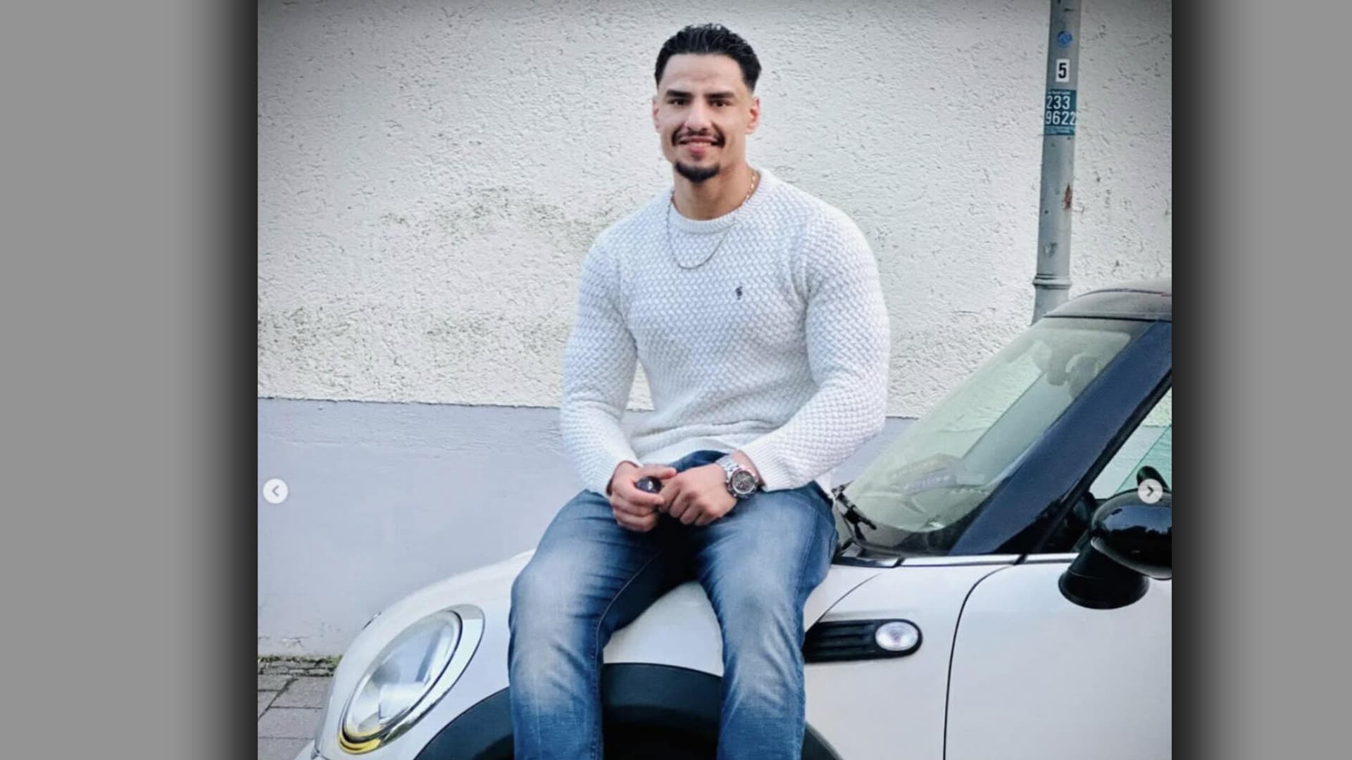Bodybuilding-Fotos und islamistische Posts: Hier posiert Farhad N., der afghanische Terrorist von München, mit seinem Auto