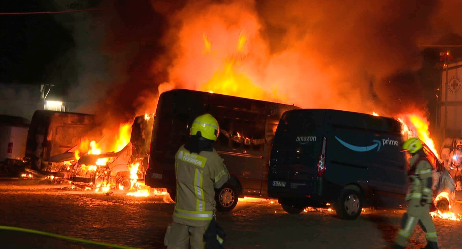Linksextreme Krawalle zum 1. Mai: 16 Amazon-Transporter abgefackelt, Polizei mit Steinen & Pyro attackiert