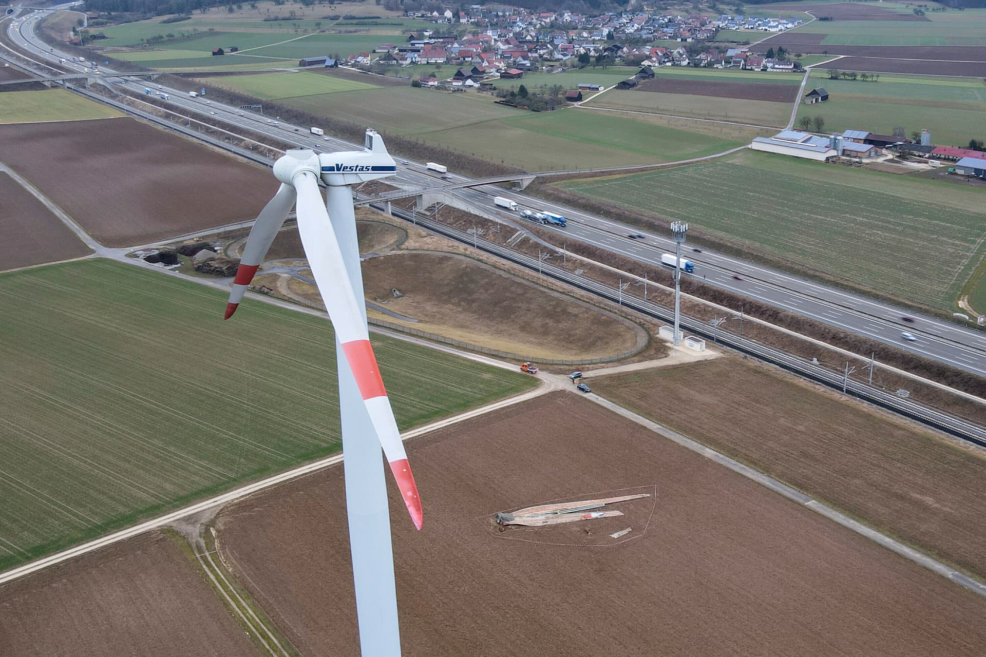 Windrad vom Wind zerstört: Polizei schränkt naheliegenden Verkehr ein