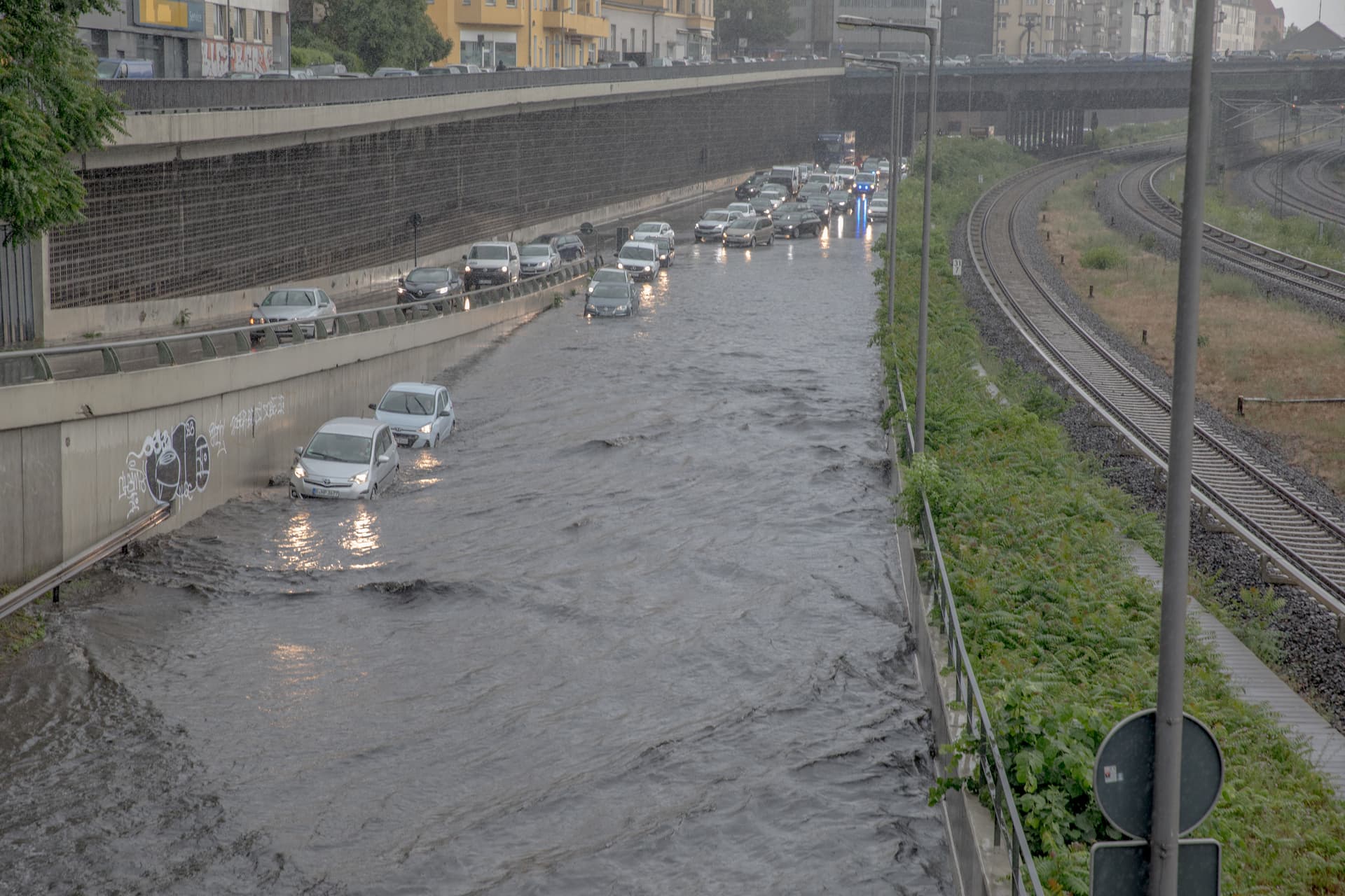 Straßen unter Wasser! Berlin säuft nach Starkregen ab