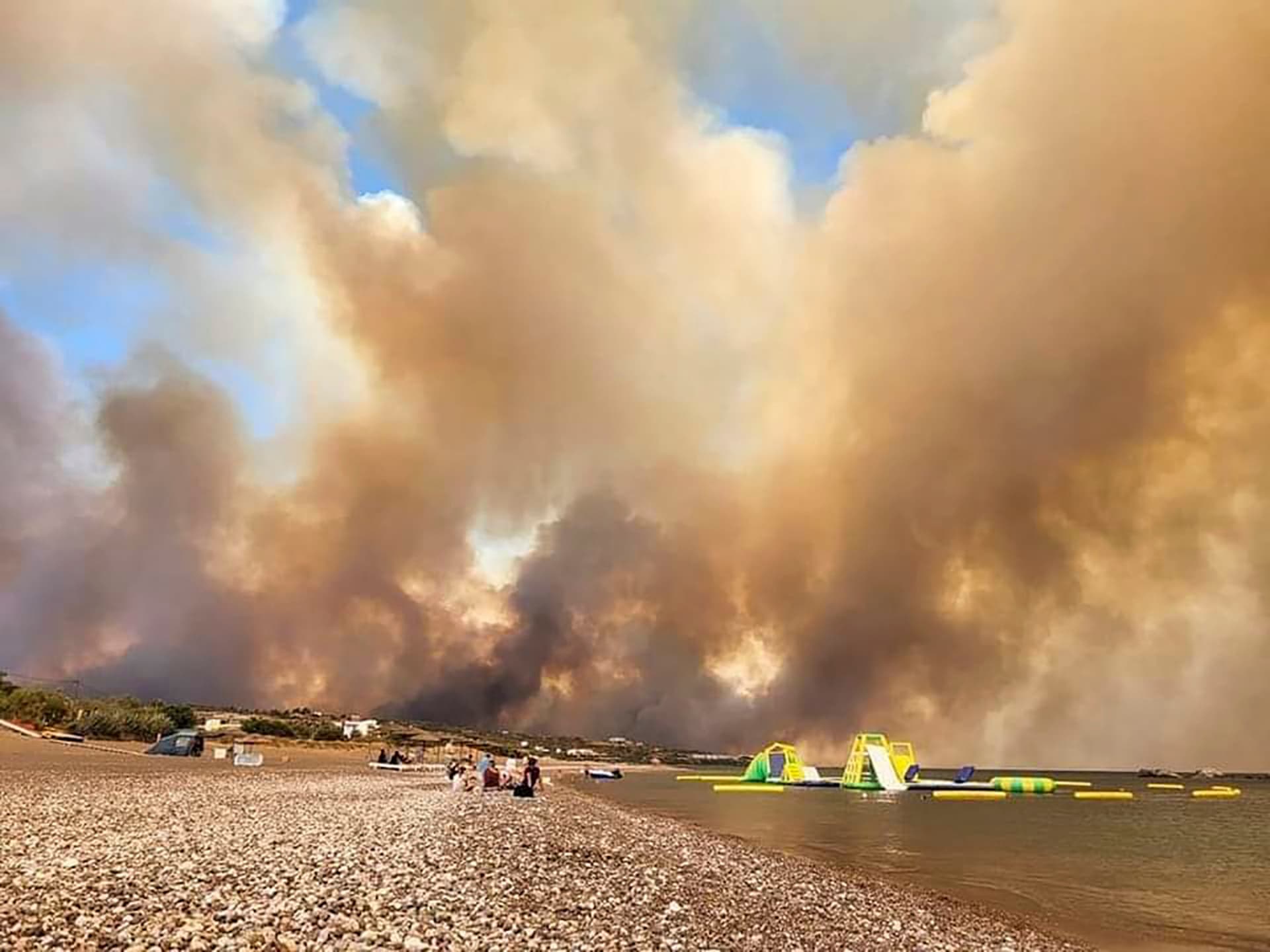 Zehntausende fliehen von Rhodos: Feuer-Drama im Urlaubs-Paradies