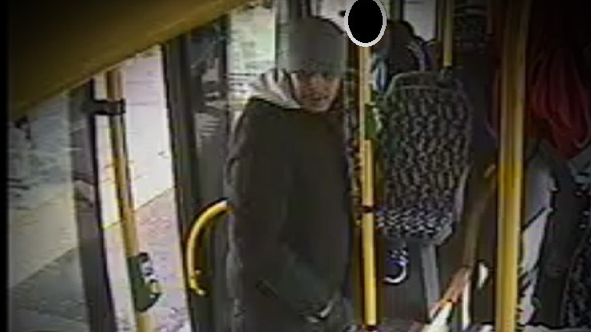 Kind in Bus sexuell belästigt: Fünfeinhalb Monate lang durfte dieser Perverse frei herumlaufen