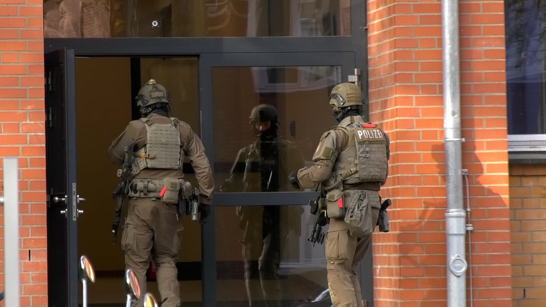 Amok-Alarm an Hamburger Schule +++ Durchsuchung der Polizei beendet +++ Verdächtige flüchtig! +++