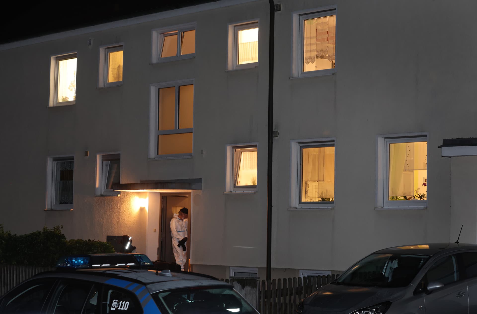 Mann erschießt drei Menschen in Mehrfamilienhaus in Schwaben, dann zieht er weiter ins nächste Haus