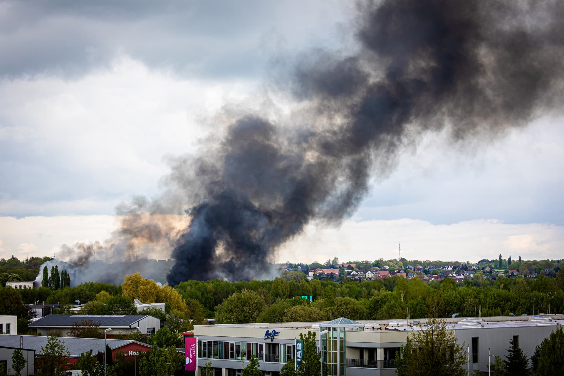 Großbrand und Explosionen: Braunschweiger Chemiefabrik in Flammen