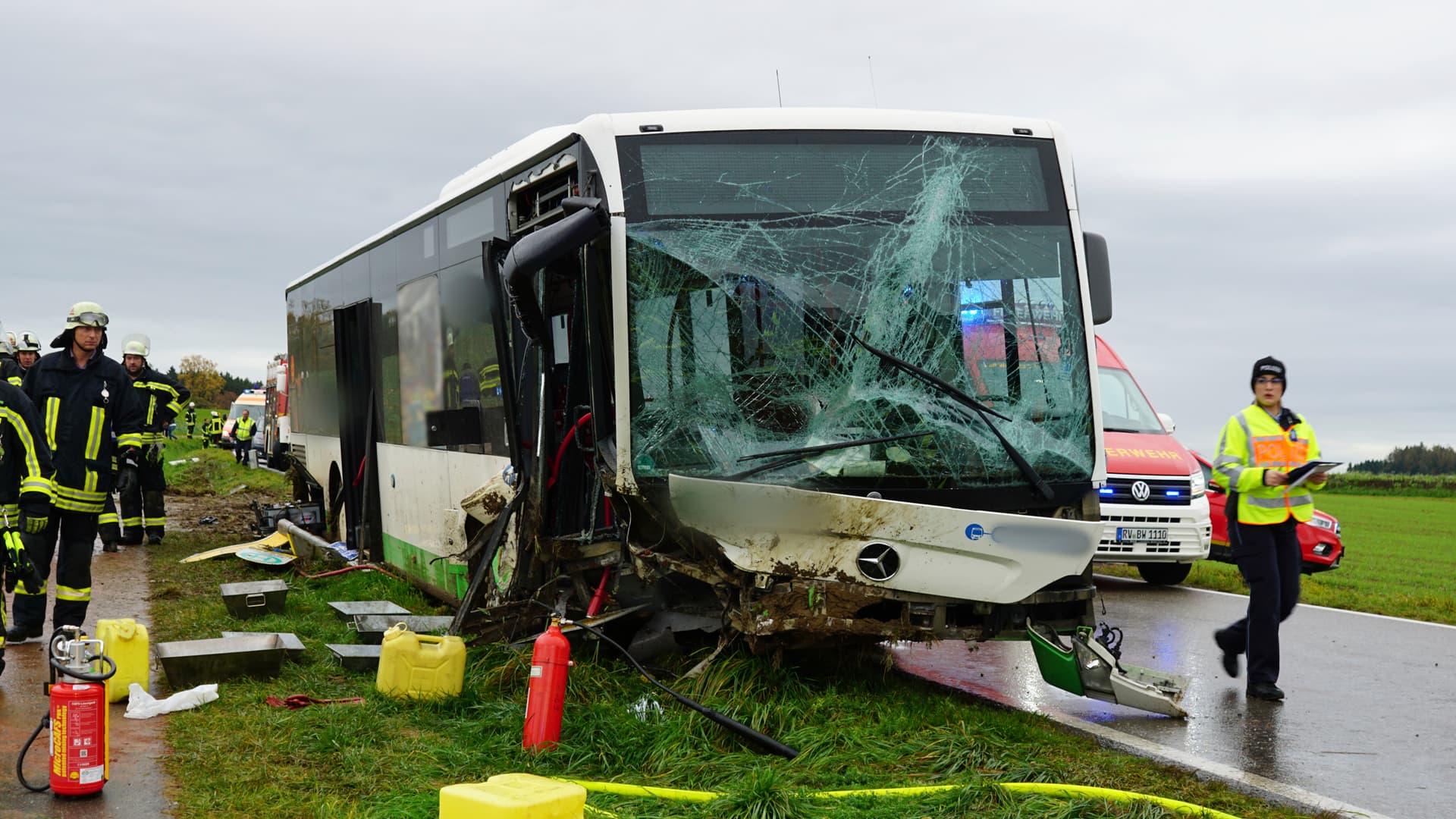 Mindestens 17 Verletzte bei Schulbus-Unfall in Baden-Württemberg