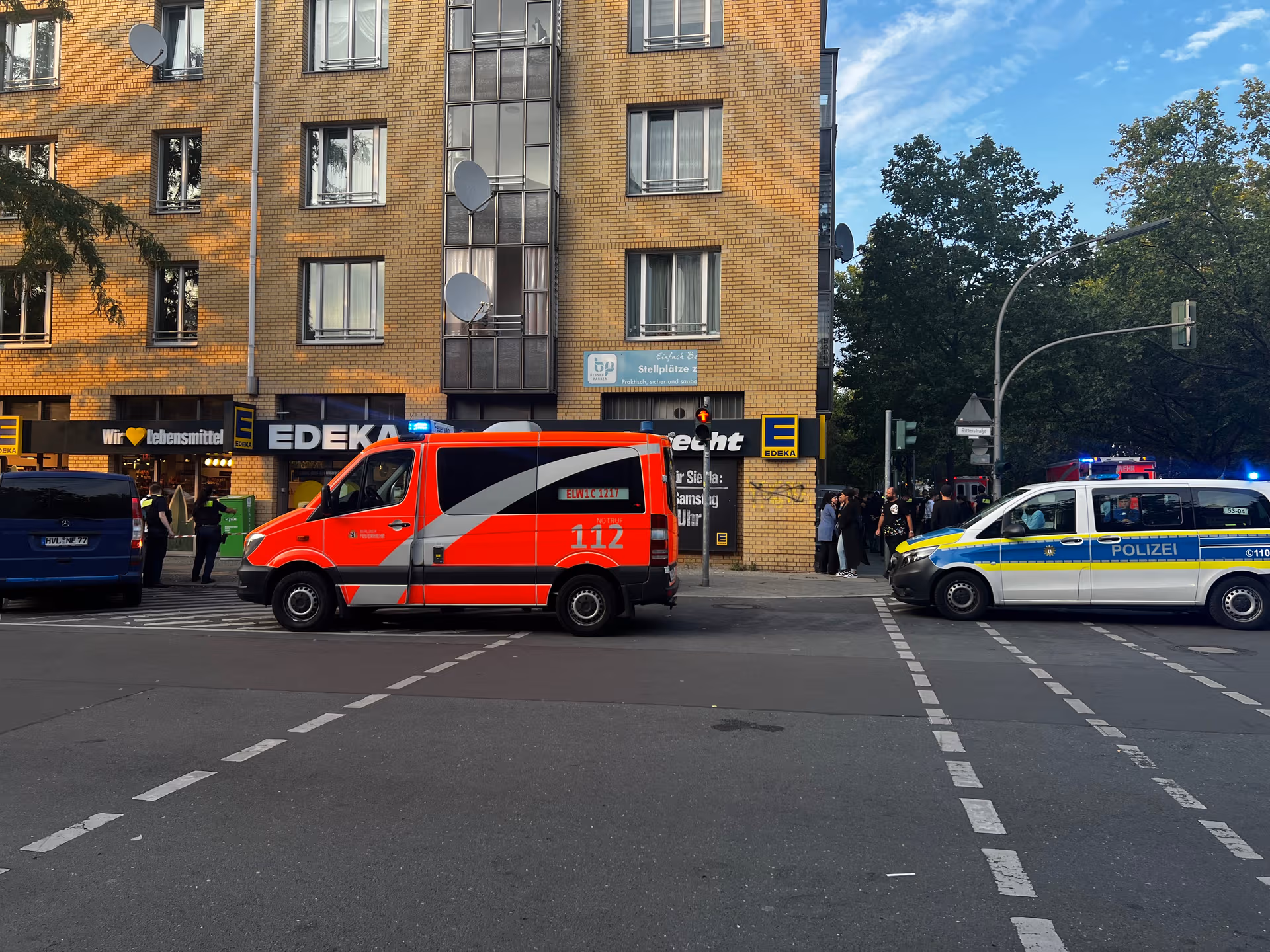 Edeka-Überfall mitten in Berlin: Macheten-Männer hacken auf Sicherheitsmann ein