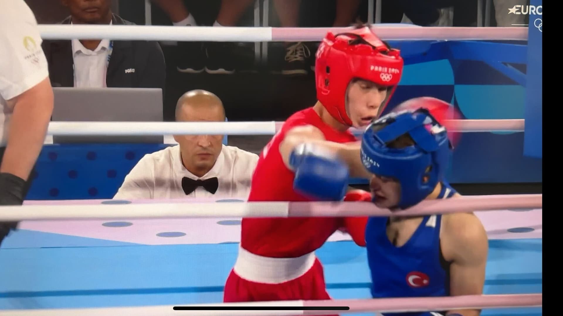 Boxer aus Taiwan verprügelt Frau von hinten: Bei dieser Szene muss auch dem Letzten klar werden, wie groß die Schande von Paris ist