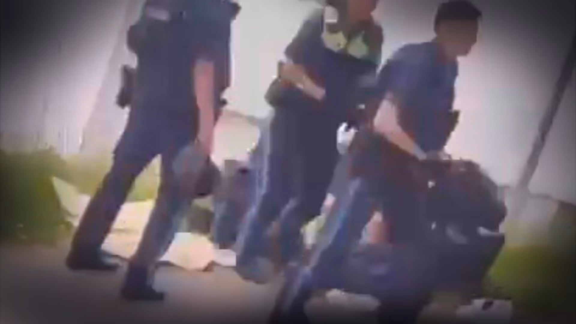 Polizei findet Schusswaffe und Messer: Zwei Schwerverletzte an einem Gymnasium in Bayern