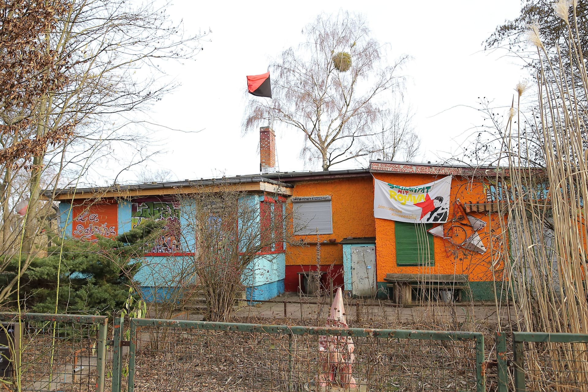 Die Stadt Potsdam unterstützt seit 17 Jahren linke Hausbesetzer, die Propaganda für linke Gewalt machen