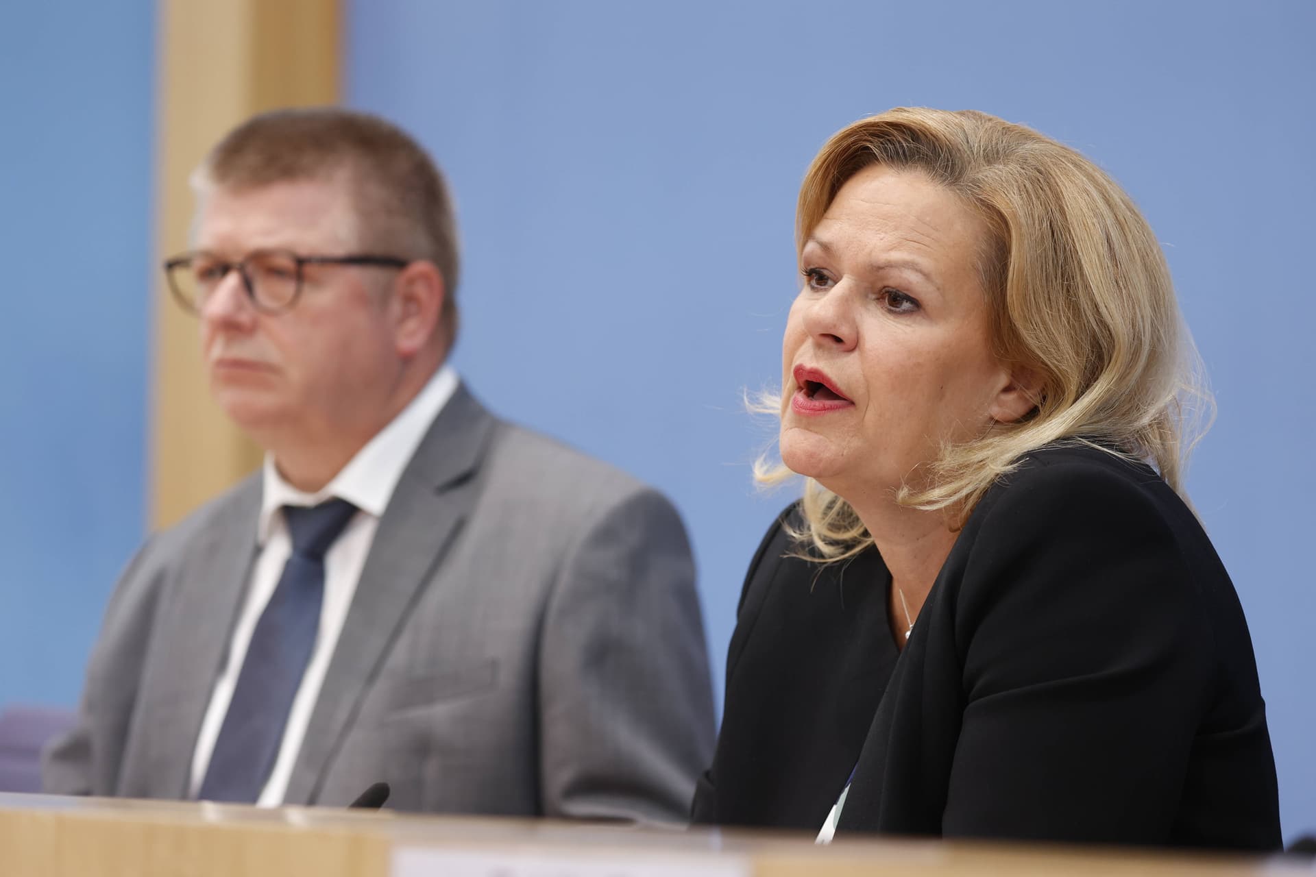 Neuer Bericht: Verfassungsschutz warnt vor Rechts- und Linksextremisten – und vor China