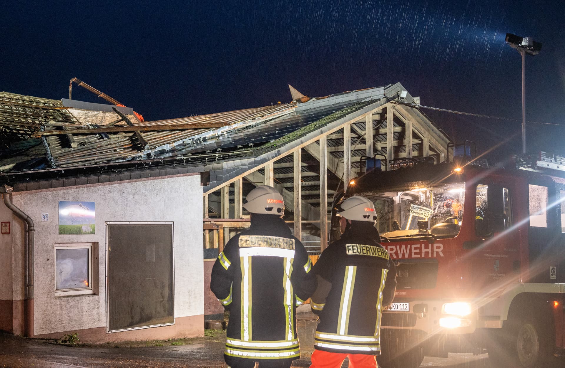 15 Dächer ab: Gewitter mit Böen zieht durch die Eifel