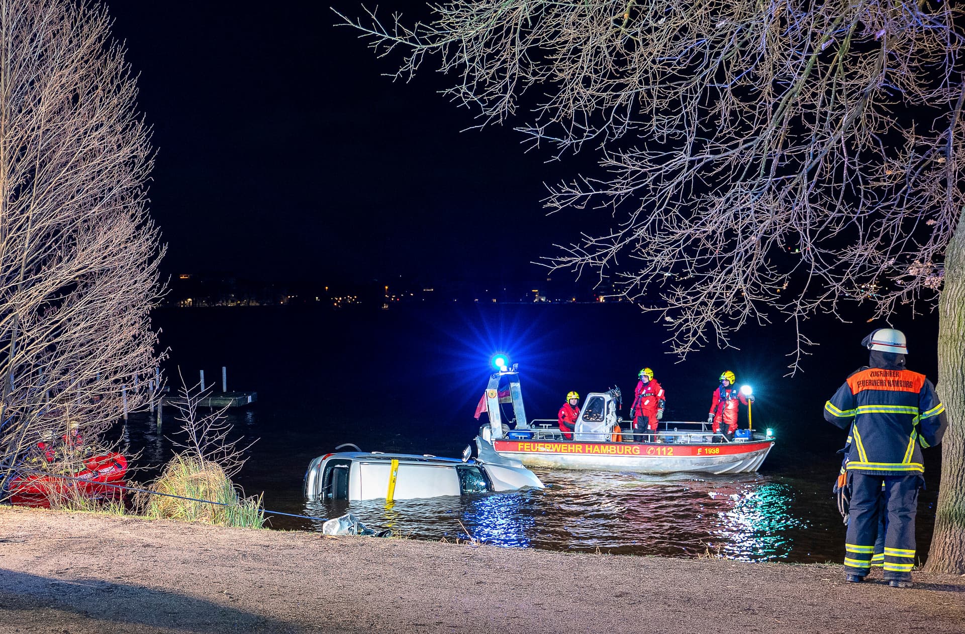 Mann versenkt sein Auto in Hamburger Außenalster – und läuft tropfnass nach Hause