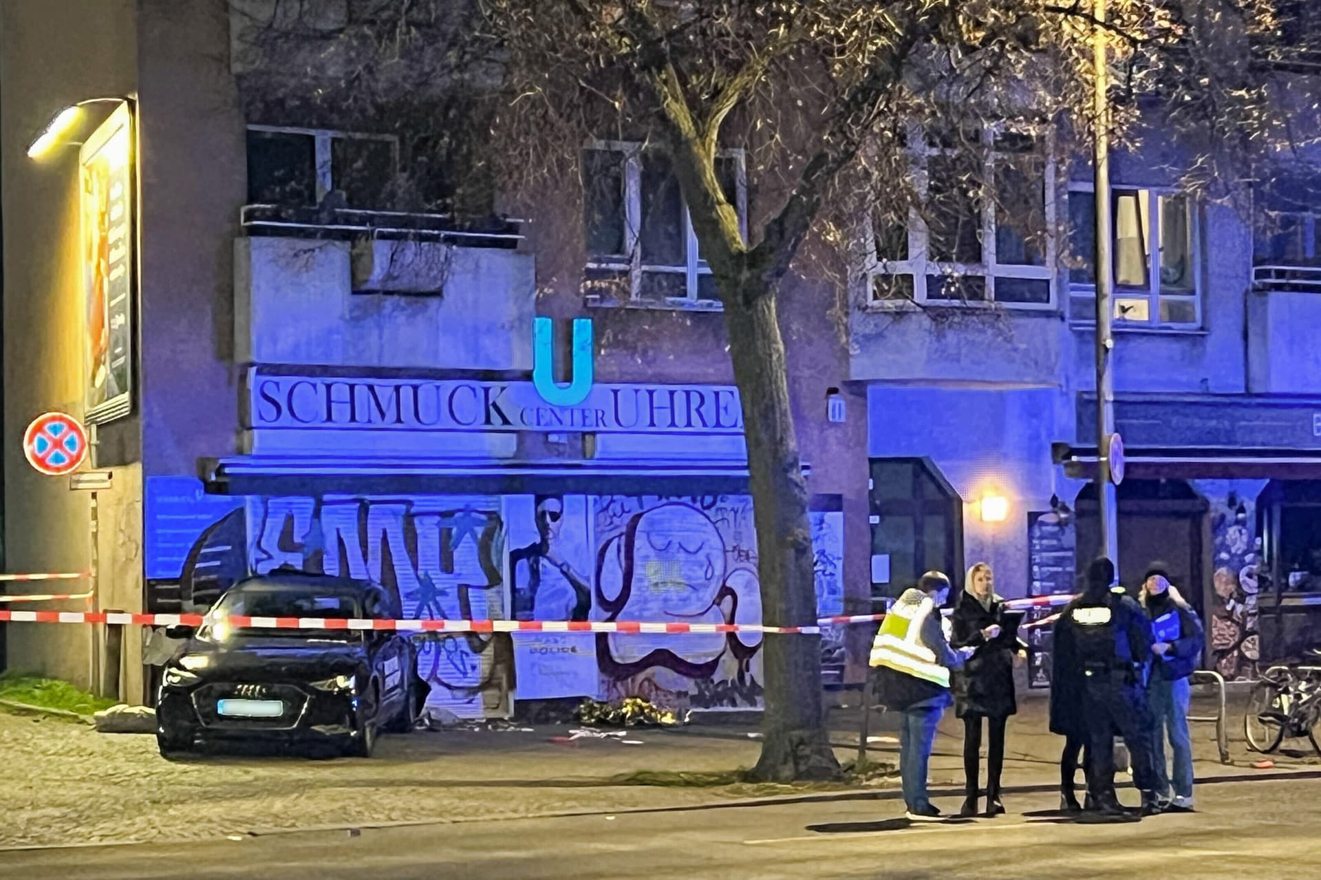 Autofahrer (17) flüchtet vor Polizei-Kontrolle und brettert auf Gehweg! Frau lebensgefährlich verletzt