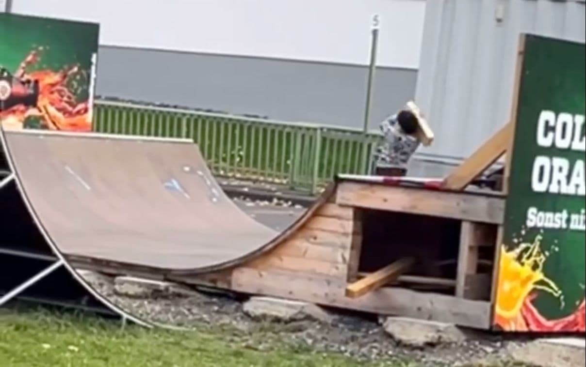 Papprohr als Panzerfaust: „Allahu Akbar!“ – kleiner Junge spielt im Skatepark heiligen Krieg