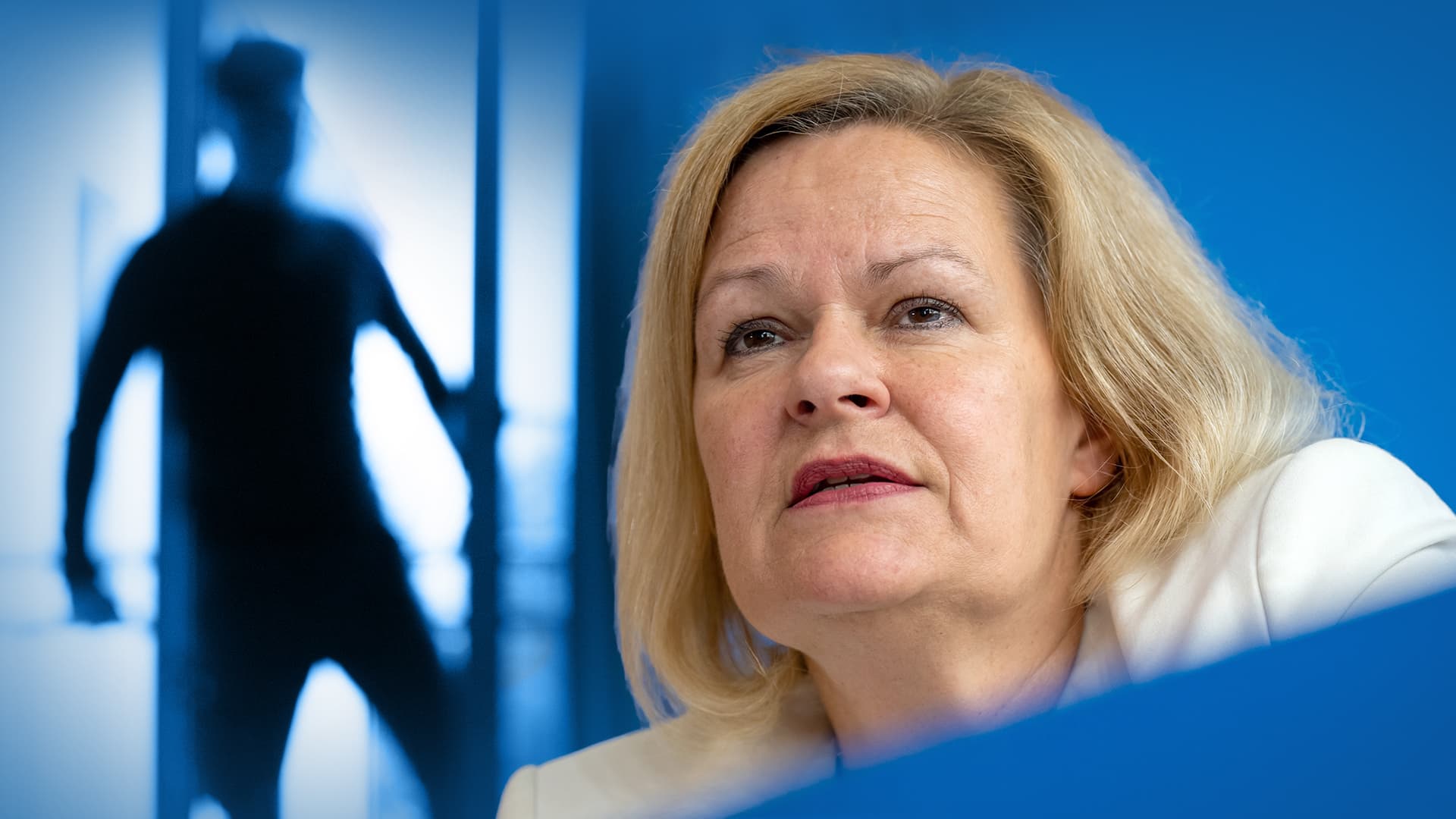 Faeser will heimliche Wohnungs-Durchsuchungen für das BKA – Verfassungsrechtler warnen vor Polizeistaat