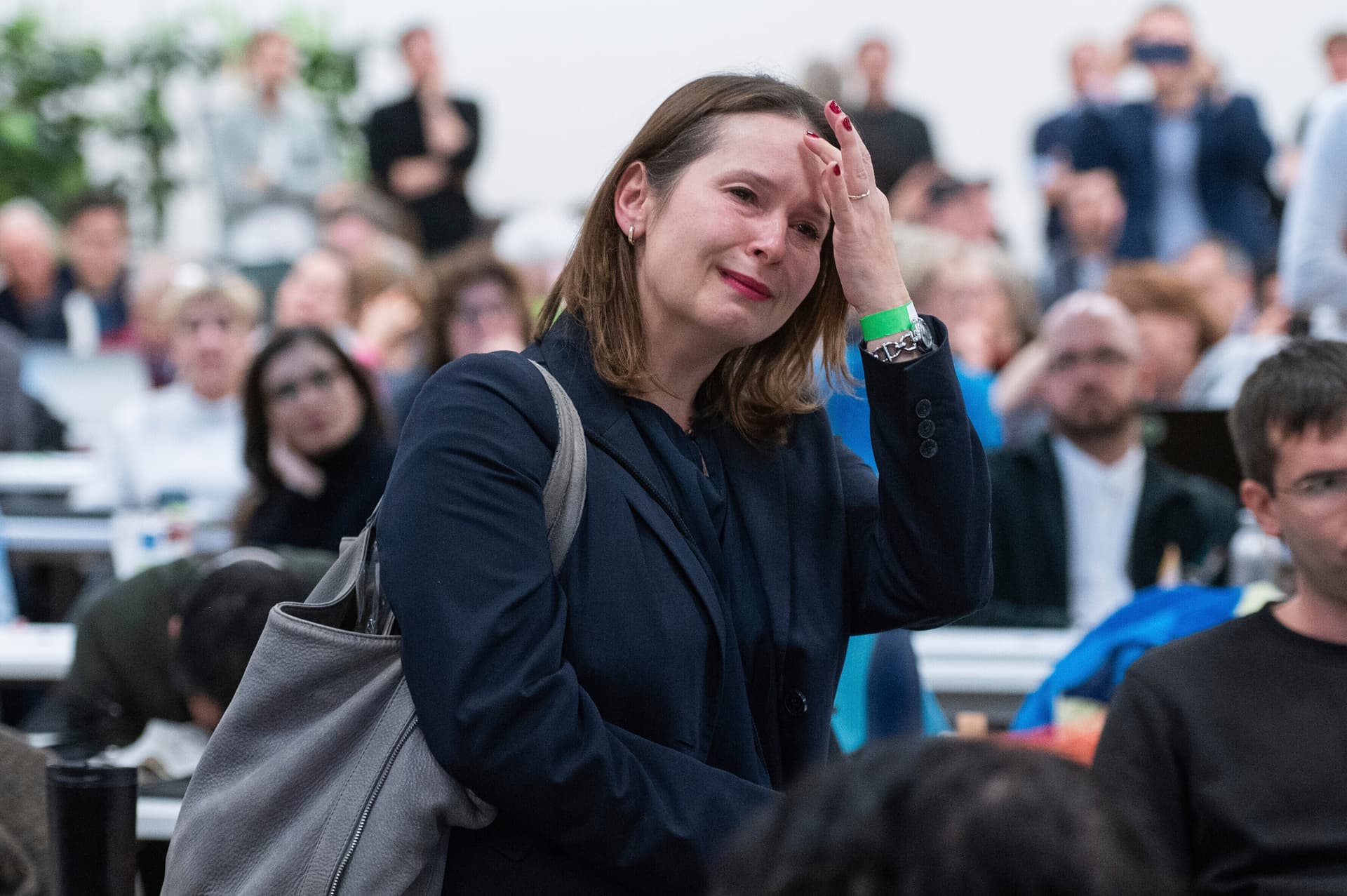 Sie mögen uns nur, wenn wir applaudieren: Grüne wollen Heul-Foto zensieren