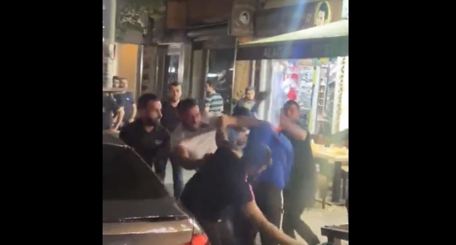Mit Fäusten, Stühlen und Gemüsekisten! Massen-Schlägerei vor Berliner Café eskaliert komplett