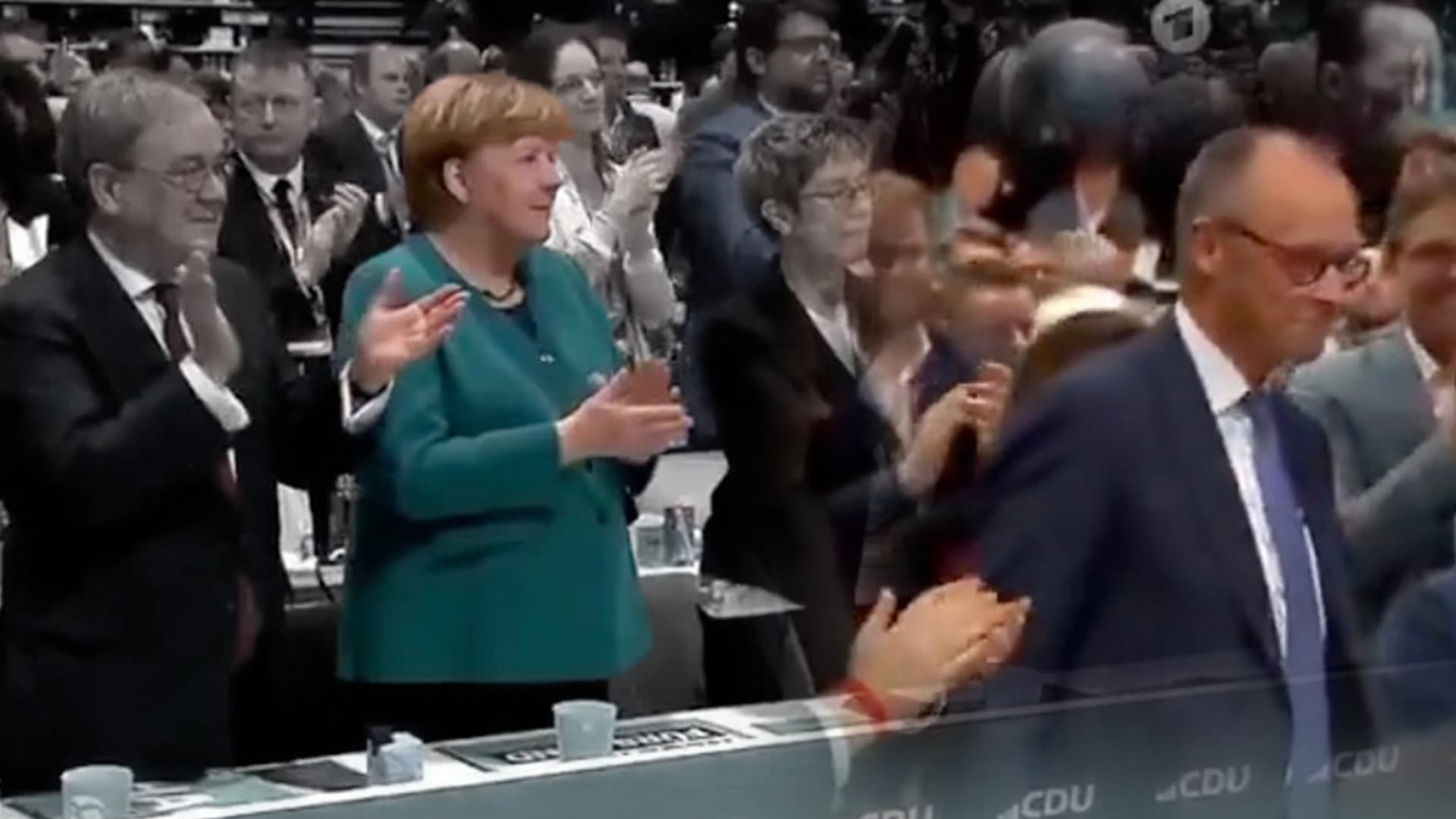 „Schnittfehler“ im Bericht aus Berlin der ARD: Merkel applaudiert bei Merz-Wiederwahl – obwohl sie längst weg ist