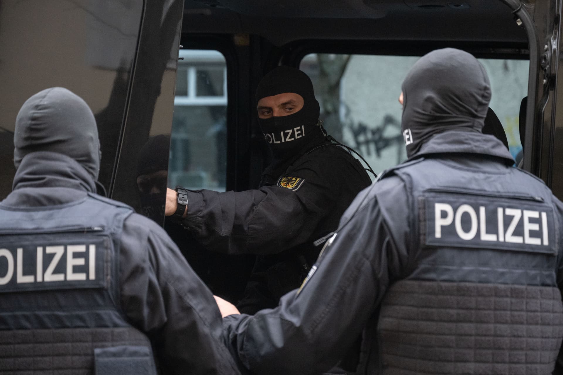 Razzia gegen mutmaßliche Rechtsterroristen: SEK nimmt Jugendliche zwischen 14 und 18 Jahren fest