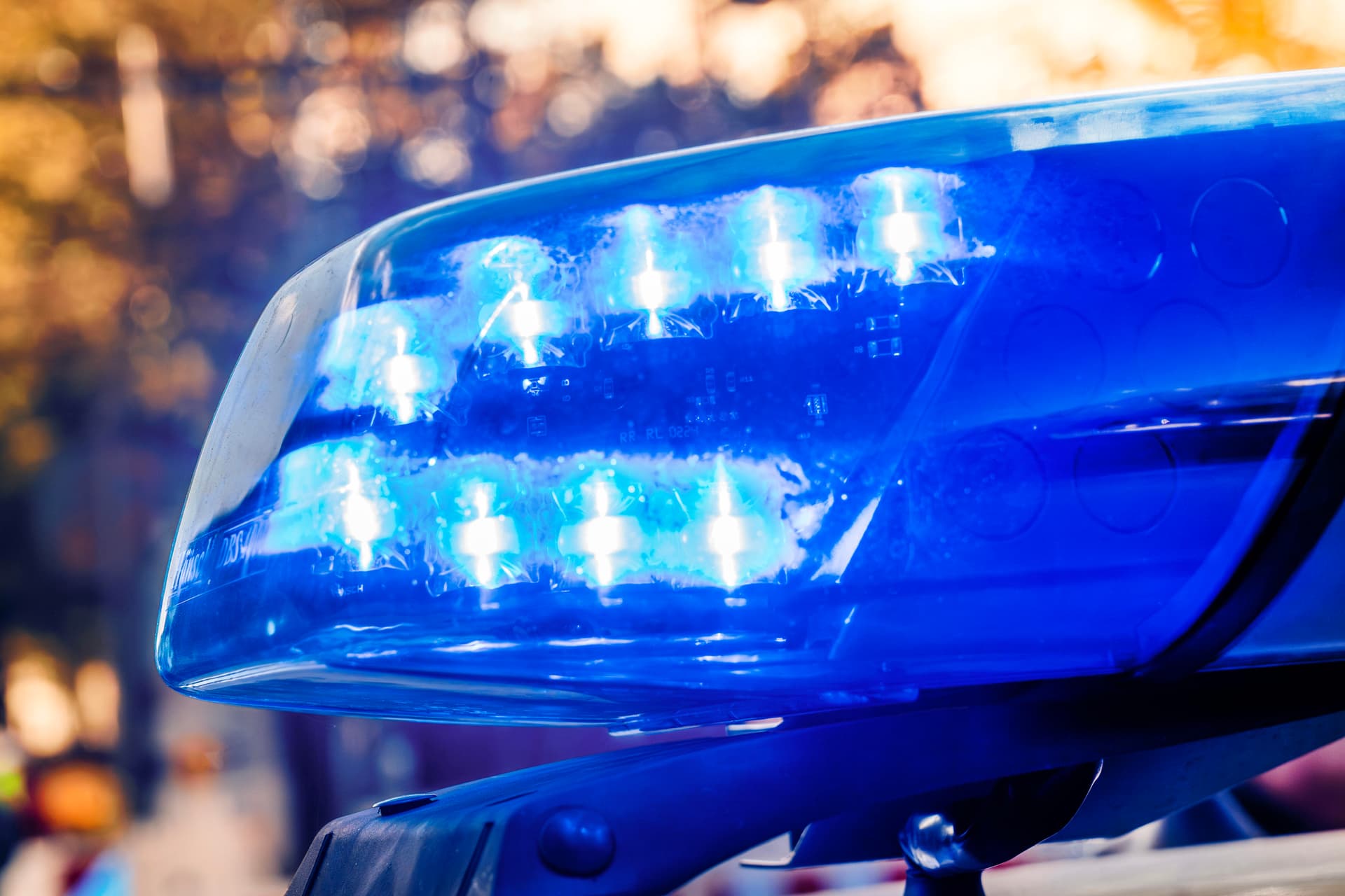 Ein Verletzter und ein beschädigtes Auto nach Schüssen in Berlin-Zehlendorf