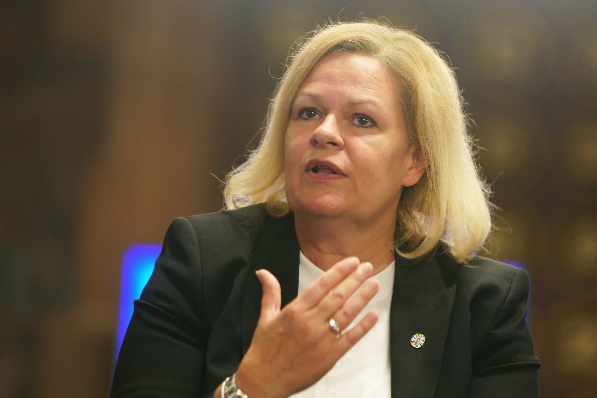 Ministerin Faeser droht Ausländern: Ein Hass-Posting reicht für Ausweisung!