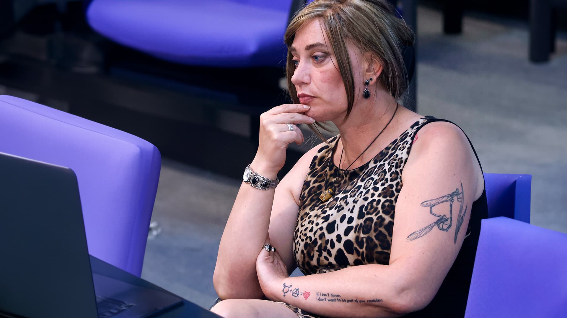 Kein Scherz: Im Bundestag darf man einen Mann nicht mehr Mann nennen!