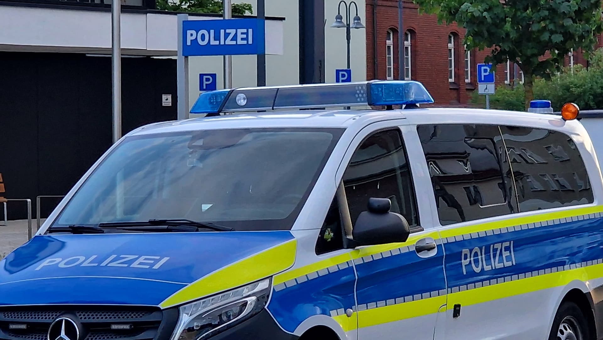 Messer-Attacke in Brandenburg! Frau (43) auf offener Straße ermordet – Täter flüchtig!