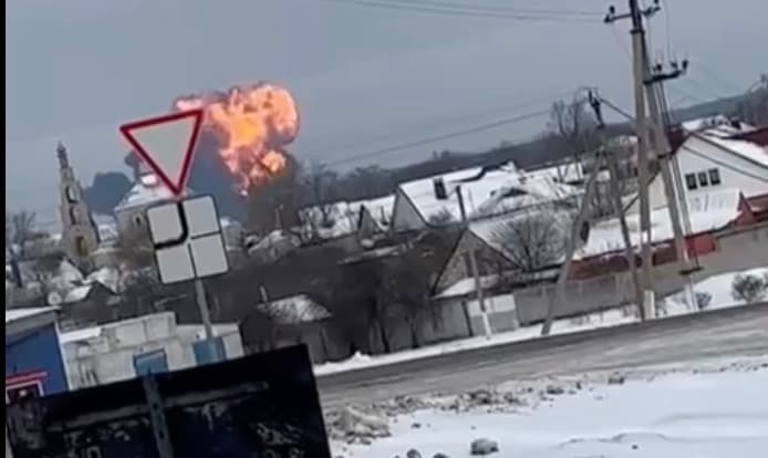 Angeblich 65 Kriegsgefangene an Bord: Russisches Militärtransportflugzeug stürzt nahe ukrainischer Grenze ab