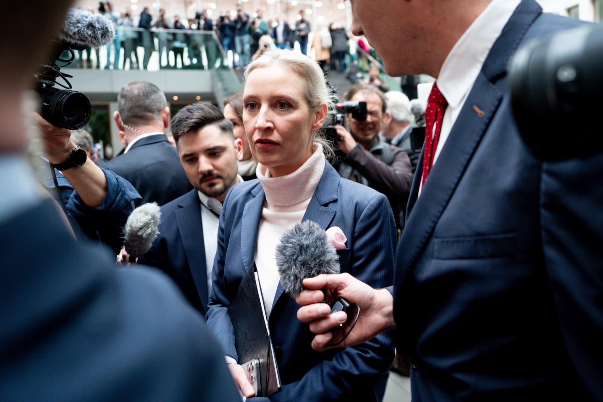„Schwerer Schlag gegen die Demokratie“ und „politisch motiviert“: AfD-Spitze kündigt rechtliche Schritte gegen Hochstufung durch Verfassungsschutz an